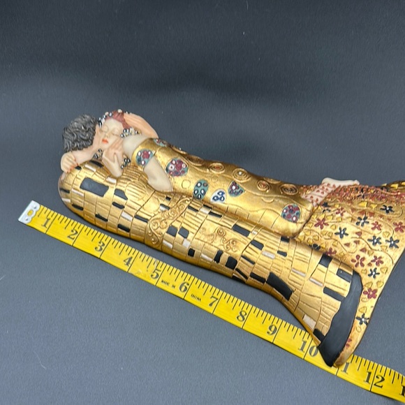 Gold Gustav Klimt Inspired Decorative Sculpture “The Kiss” Iconic Masterpiece - Picture 5 of 12